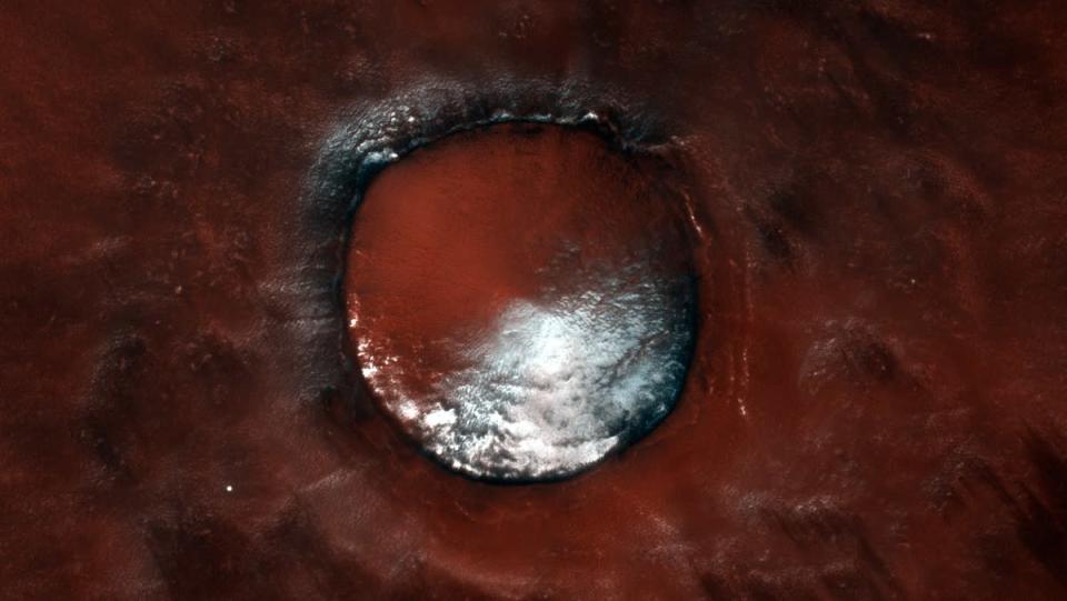 Hochauflösendes Bild eines 4 Kilometer breiten Kraters auf dem Mars & # x002019;  Die Arktis, die Wissenschaftler als Red Velvet Crater bezeichnen.