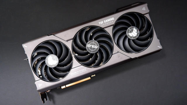 Undervolted AMD Radeon RX 7800 XT with 200W power limit matches