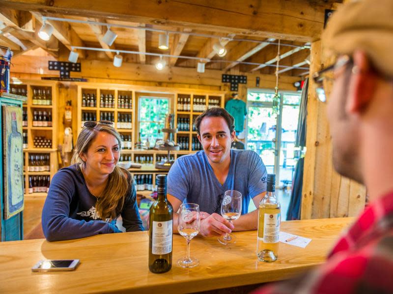 Amerikanischen Wein probieren - auf dem Leelanau Wine Trail bei Traverse City ist das möglich. Foto: Traverse City Tourism