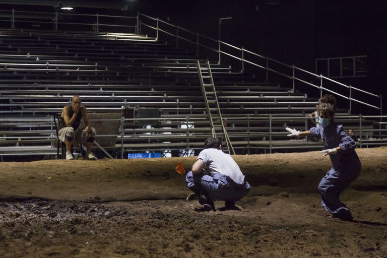 El montaje cuenta con un escenario con 600 metros cúbicos de tierra,  una máquina excavadora, un sistema de agua y un caballo en escena.