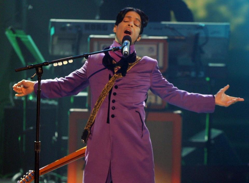 Prince pays tribute to Chaka Khan at the 2006 BET Awards