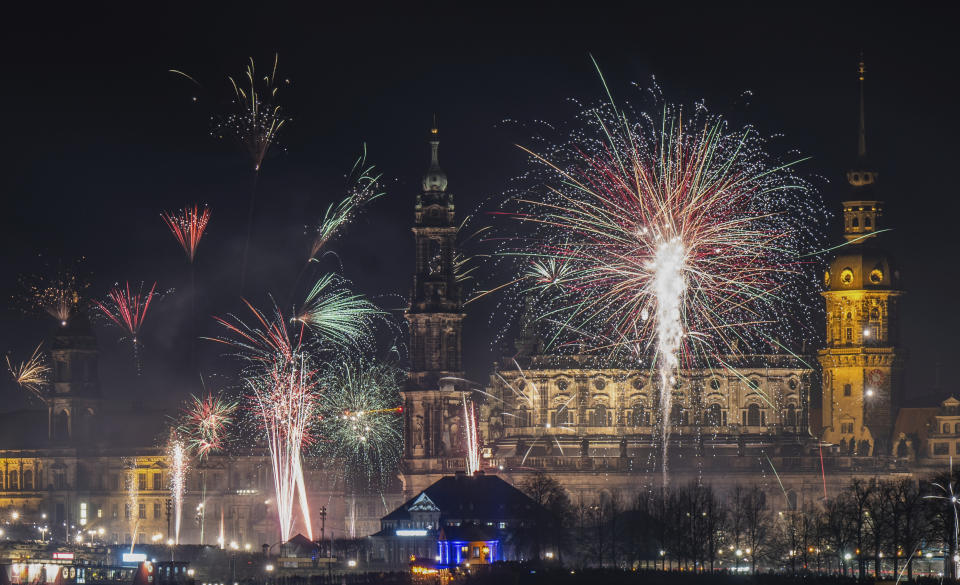 Fuegos artificiales explotan a orillas del río Elba el domingo 31 de diciembre de 2023, en Dresde, Alemania. (Robert Michael/dpa vía AP)