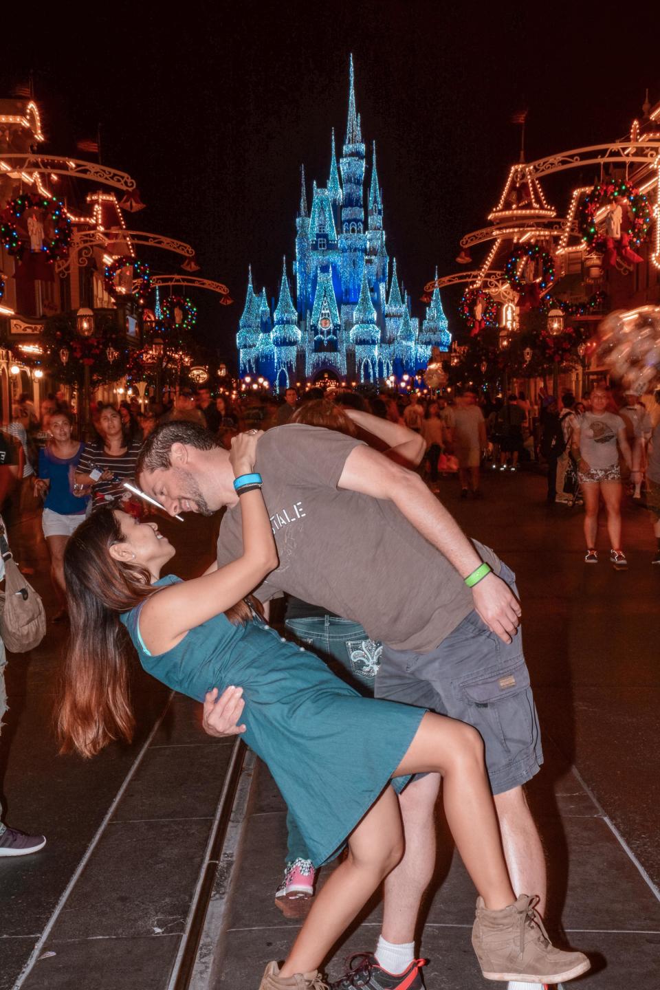 Couple capture their global dip-kisses at landmark locations