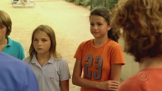 Vous ne le saviez sans doute pas mais Selena Gomez a eu un petit rôle dans la série culte "Walker, Texas Ranger". C'était en 2005 et vous en avez la preuve sur la photo ci-contre. Plus globalement, au milieu des années 2000, on a commencé à voir Selena Gomez dans plusieurs projets : "La Vie de palace de Zack et Cody" en 2006 et dans trois épisodes de "Hannah Montana" aux côtés de Miley Cyrus, en 2007 et 2008. (crédit DR)