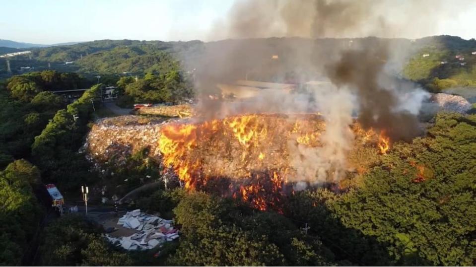 苗栗市西山垃圾掩埋場7日清晨大火，火勢延燒1公頃相當驚人。（圖：苗栗市公所提供）