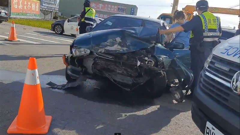 兩輛轎車的車頭嚴重毀損，零件四散，2名駕駛輕傷送醫。(圖／翻攝畫面)