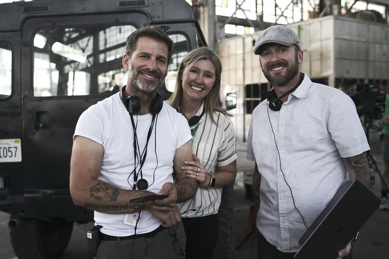 Snyder junto a los productores Deborah Snyder y Wesley Coller