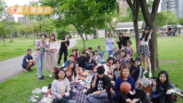 「華人健康網」下午於大安森林公園舉辦員工野餐活動。