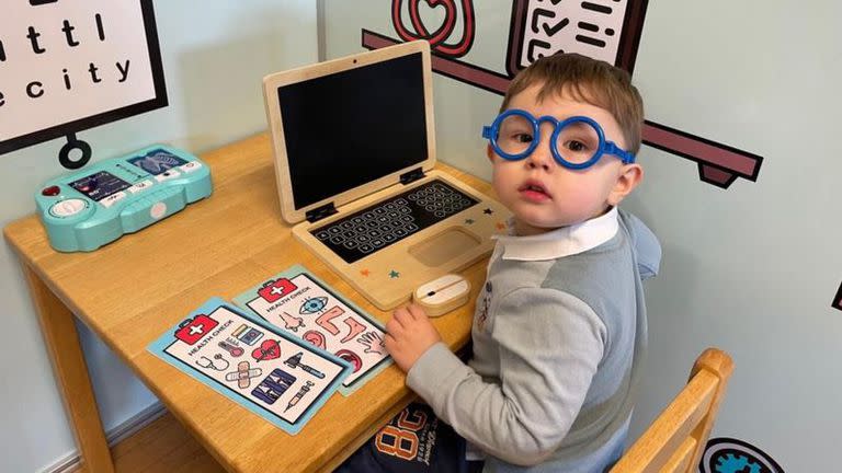 Teddy aprendió a leer solo viendo la televisión