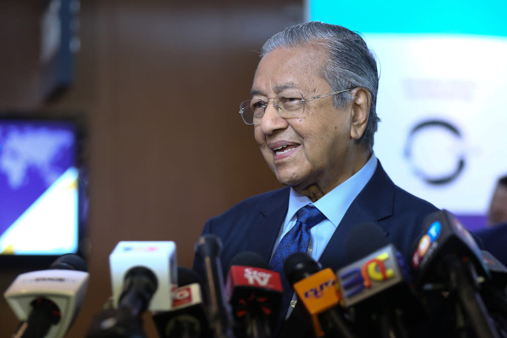 Tun Dr Mahathir Mohamad says that the trade war between the US and China can ultimately impact the rest of the countries, which would in turn, become a ‘hapless collateral damage’. — Picture by Yusof Mat Isa