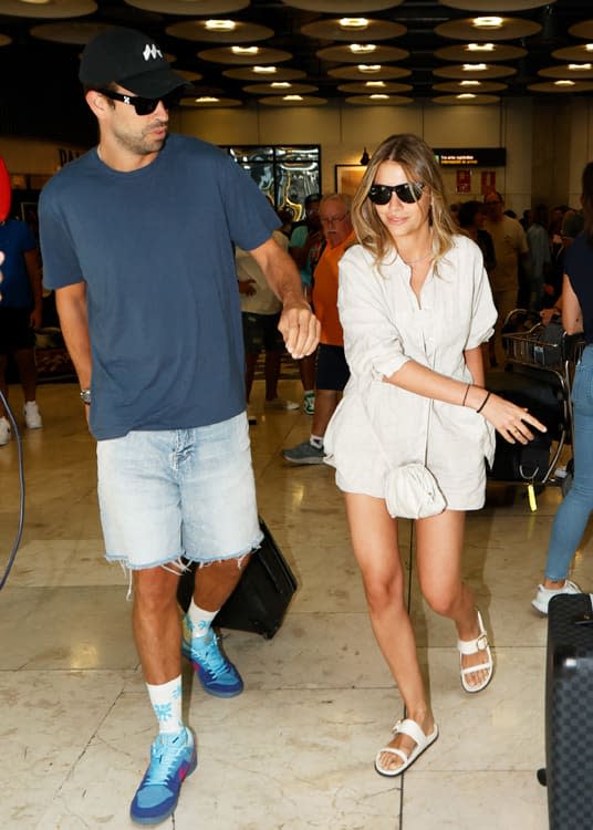 Gerard Piqué y Clara Chía en el aeropuerto