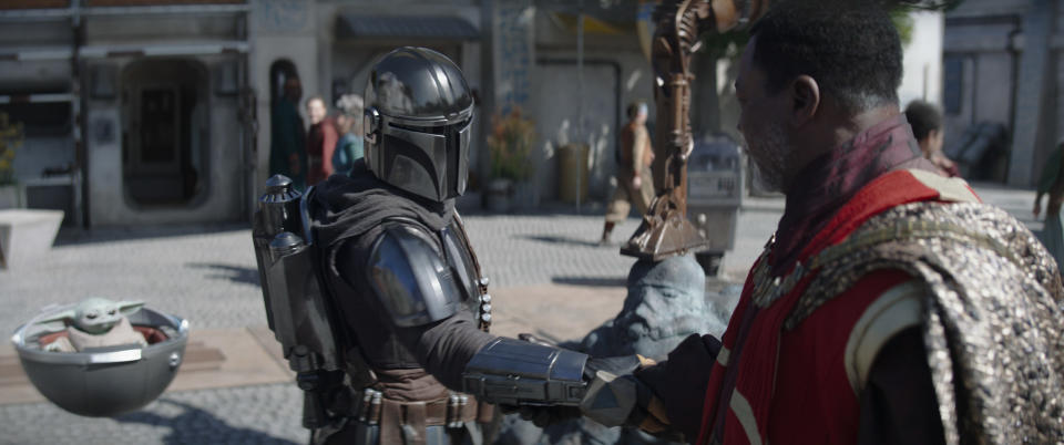 (L-R): Grogu, Din Djarin (Pedro Pascal) and Greef Karga (Carl Weathers) in <em>The Mandalorian</em><span class="copyright">Lucasfilm</span>