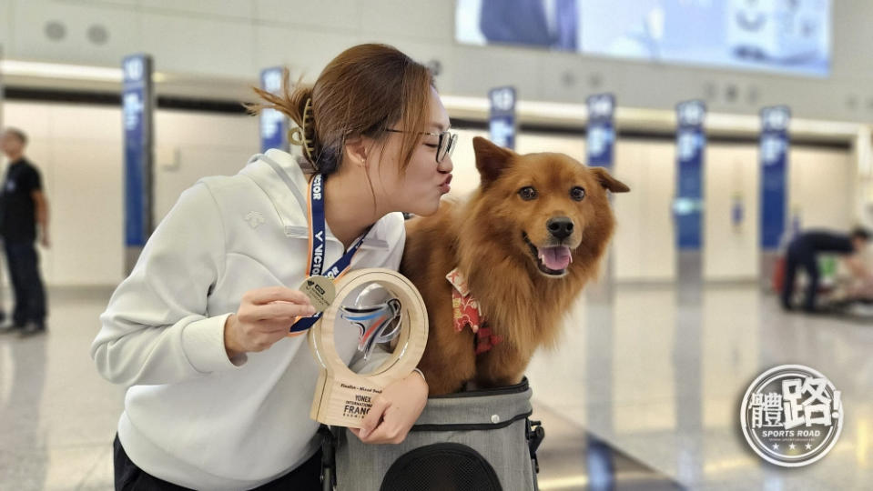 出名愛狗的謝影雪，回港後迫不及待向愛犬啤啤「索吻」。