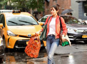 <p>Selena Gómez fue captada literalmente lavada mientras llevaba unas bolsas en la mano con un look muy casual en Nueva York. </p>