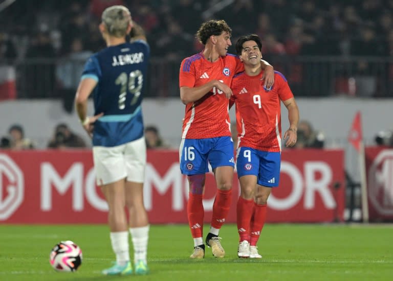 Víctor Dávila (D) celebra con Igor Lichnovsky (C) un gol de Chile ante Paraguay en un partido amistoso jugado en Santiago el 11 de junio de 2024 (RODRIGO ARANGUA)