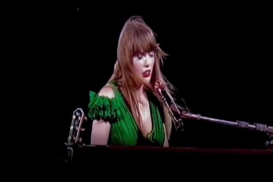 Swift appeared close to tears as she sang ‘I Don’t Wanna Live Forever’ during a concert in Chicago (Japrilss / Twitter)