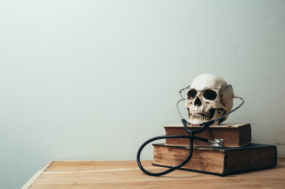   <span class="attribution"><a class="link " href="https://www.shutterstock.com/es/image-photo/human-skull-science-still-life-270460301" rel="nofollow noopener" target="_blank" data-ylk="slk:Shutterstock / moomsabuy;elm:context_link;itc:0;sec:content-canvas">Shutterstock / moomsabuy</a></span>