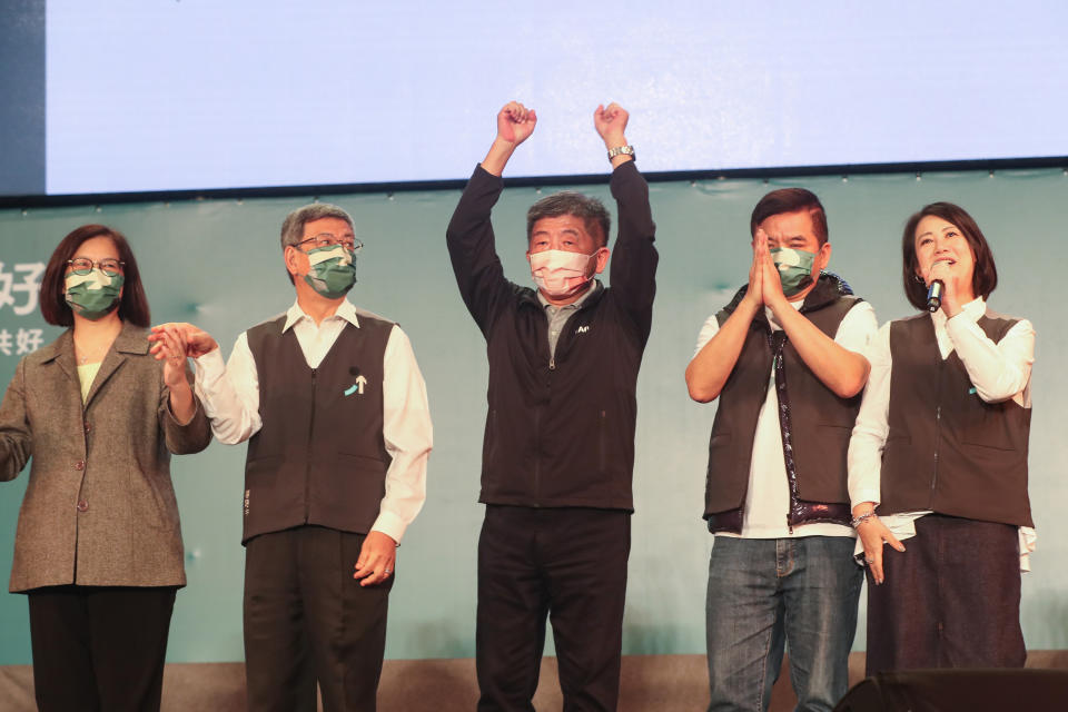 民進黨台北市長候選人陳時中（中）26日晚間在競總外自行宣布敗選，他向支持者致謝、致歉，並振臂為現場難過的支持者加油打氣。
（中央社）
