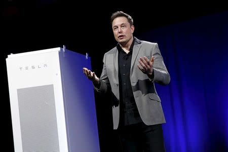 Tesla Motors CEO Elon Musk reveals a Tesla Energy battery for businesses and utility companies during an event in Hawthorne, California in this April 30, 2015, file photo. REUTERS/Patrick T. Fallon/Files