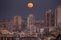 <p>La pleine lune du 27 février 2021, à Paris.</p>