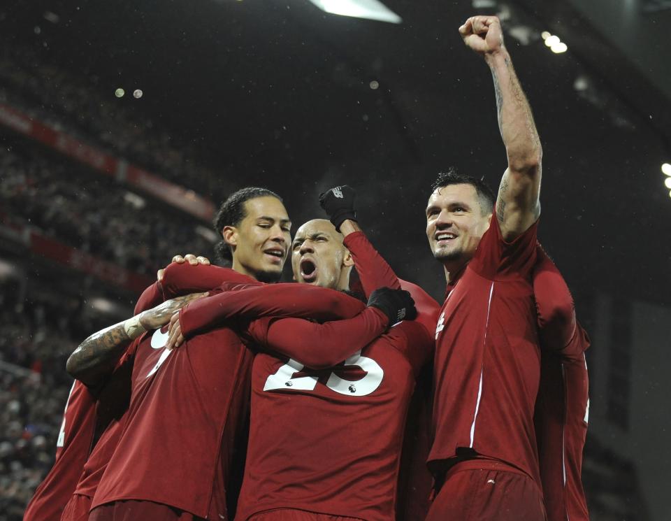 Los jugadores del Liverpool celebran tras el gol de Xherdan Shaqiri durante el partido contra el Manchester United, en Liverpool, Inglaterra, el domingo 16 de diciembre de 2018. (AP Foto/Rui Vieira)