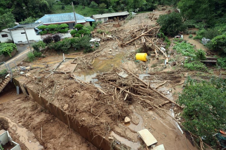 El barro acumulado el 10 de julio de 2024 en Gunsan, en Corea del Sur, por un deslizamiento de tierra provocado por las fuertes lluvias (-)