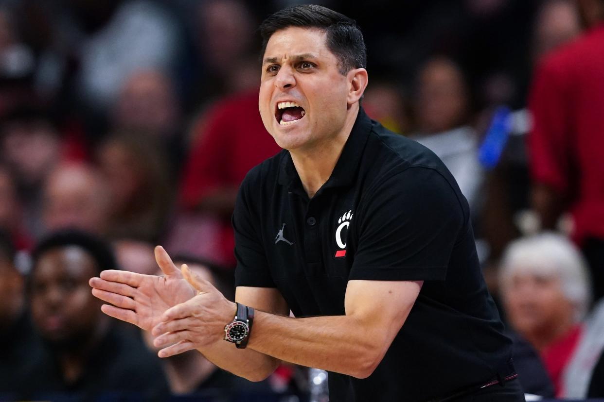 Cincinnati Bearcats head coach Wes Miller instructs the team in the first half of a men’s college basketball game between the Illinois-Chicago Flames and the Cincinnati Bearcats, Monday, Nov. 6, 2023, at Fifth Third Arena in Cincinnati.