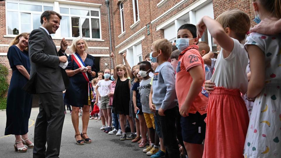 Emmanuel Macron spricht mit Schülerinnen und Schülern einer Grundschule zum Abschluss eines eintägigen Besuchs in Nordfrankreich.