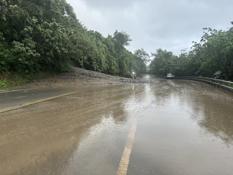 蘇花公路崇德隧道南口土石流 暫採單線雙向通行 台9線蘇花公路崇德隧道南口邊坡20日下午出現土石 流且淹過路面，晚間上邊坡再度坍方，工程人員現場 待命，將於邊坡穩定後進場搶修，坍方路段目前暫時 維持單線雙向通行。 （民眾提供） 中央社記者張祈傳真  113年6月20日 