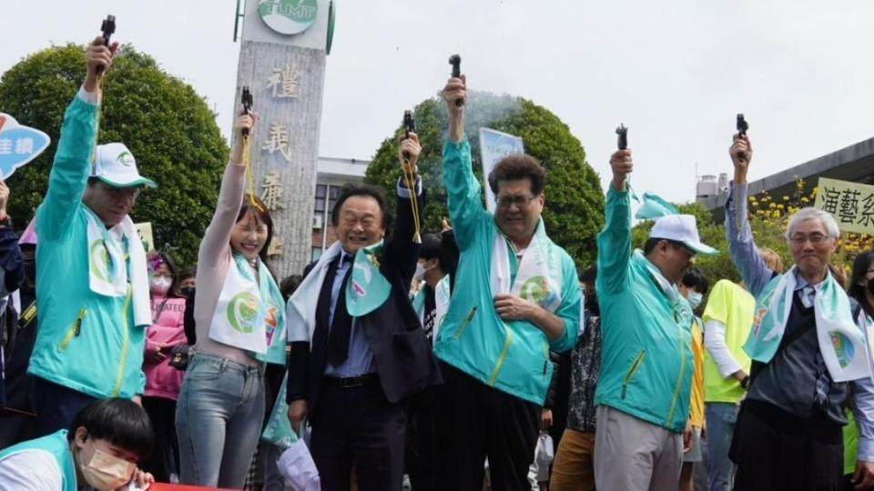 眾人鳴槍的表情相當逗趣。（圖／海大提供）