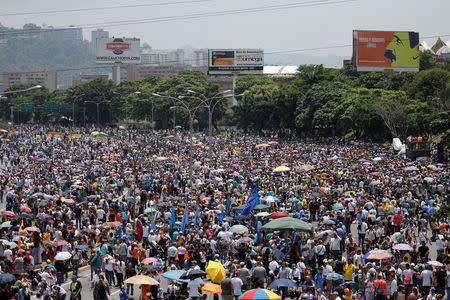 Partidarios de la oposición en una marcha contra el presidente de Venezuela, Nicolás Maduro, en Caracas, abr 24, 2017. Al menos dos personas murieron el lunes por disparos en una jornada en la que miles de opositores se "plantaron" en las principales vías de Venezuela, para protestar contra el Gobierno del presidente Nicolás Maduro. REUTERS/Carlos Garcia Rawlins