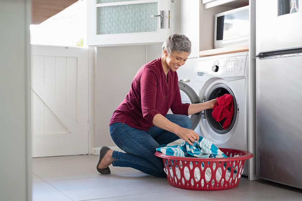 Las lavadoras y los detergentes evolucionan muy rápido, así que es probable que tengas que revisar esas viejas creencias sobre lavar la ropa que seguramente te haya transmitido algún amigo o miembro de la familia. Foto: Getty Image. 