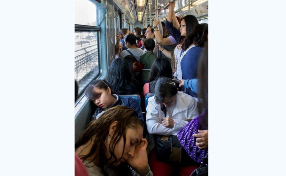 Y mientras tanto hay afortunadas que pueden ganar minutos de sueño con la increíble facultad de cualquier viajero del Metro: despertarse justo cuando le corresponde bajar / Foto: El Universal