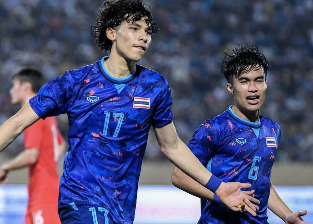 Thailand midfielder Ben Davis celebrates scoring the opening goal in their 5-0 rout of Singapore at the Hanoi SEA Games. (PHOTO: Thailand Football Association)