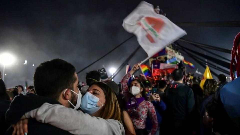 Los votantes también decidieron que la nueva Constitución sea redactada por una Asamblea Constituyente electa por voto popular e integrada a partes iguales por hombres y mujeres.