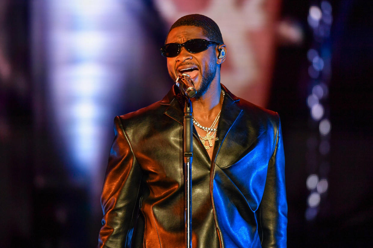 Après trente ans de carrière, le chanteur Usher réalise son rêve en se produisant au Super Bowl 2024.

