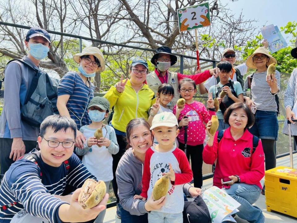 一行人探索壽山的特色植物。   圖：高雄市觀光局/提供