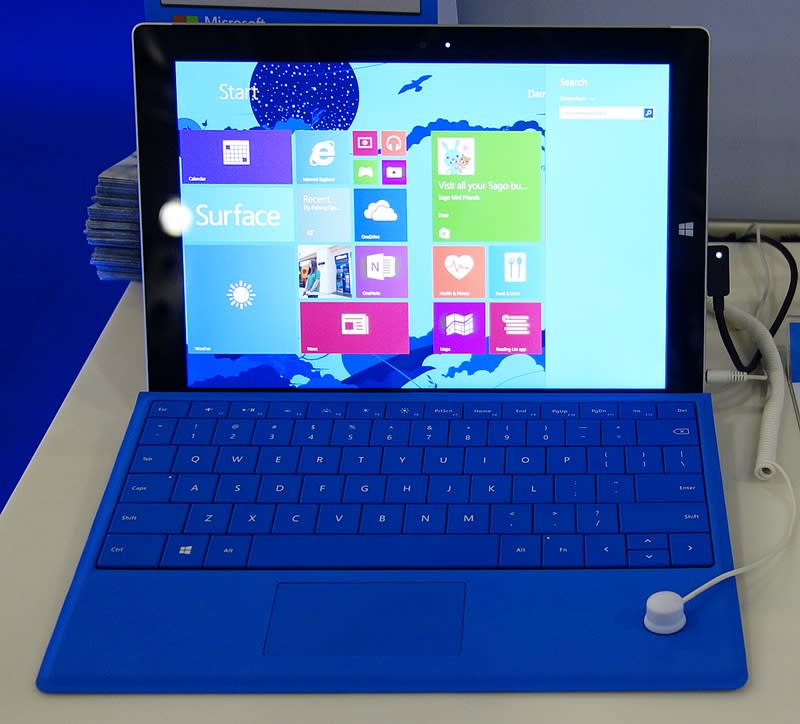 A much more affordable convertible, there’s the Microsoft Surface 3 that features an Intel Intel Atom x7-Z8700, with 4GB of system memory, and 128GB of eMMC flash-based storage. Priced at $898, there’s the cheaper model, priced at $748, the convertible features 2GB of RAM, and 64GB of flash-based storage. A free designer Microsoft Bluetooth mouse (worth $45) is bundled with either purchase.