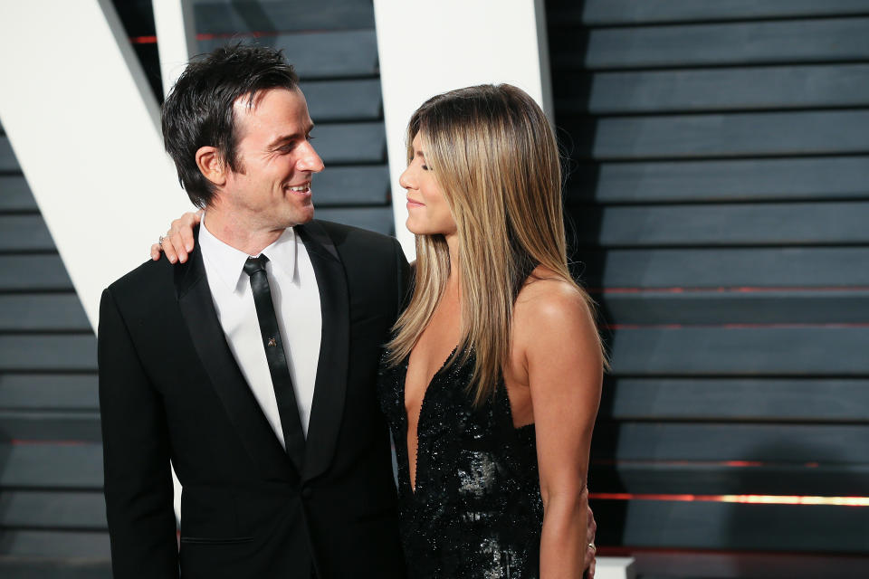 BEVERLY HILLS, CA - FEBRUARY 26:  Actors Justin Theroux (L) and Jennifer Aniston attend the 2017 Vanity Fair Oscar Party hosted by Graydon Carter at the Wallis Annenberg Center for the Performing Arts on February 26, 2017 in Beverly Hills, California.  (Photo by David Livingston/Getty Images)