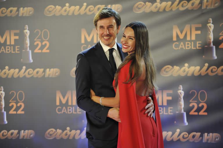 Pampita llegó a las 16 junto a su equipo y a su hija Anita, que la esperaba en el camarín; en la alfombra roja, posó junto a su marido, Roberto García Moritán