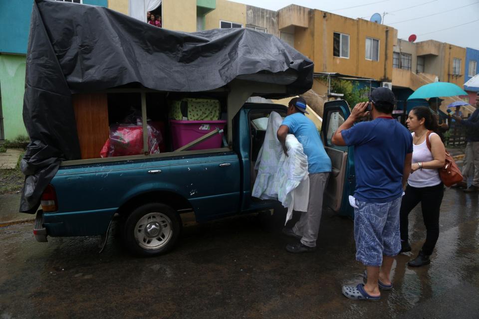 FOTOS: el piso devora un camión tras lluvias en México