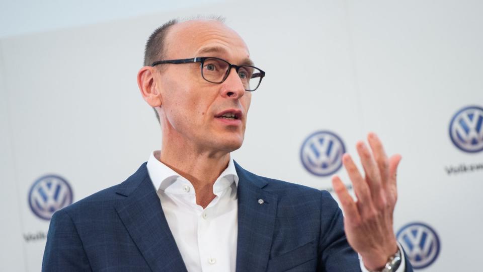 Laut VW-Markenchef Brandstätter muss Volkswagen trotz hoher Gewinne im vergangenen Jahr vorsichtig sein.