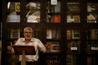 A Palestinian Sheikh gives a lesson about the Koran inside al-Aqsa Mosque, on the compound known to Muslims as al-Haram al-Sharif and to Jews as Temple Mount, in Jerusalem's Old City, May 17, 2017. REUTERS/Ammar Awad