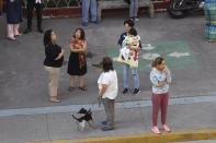 <p>MEX06. CIUDAD DE MÉXICO (MÉXICO), 16/05/2018.- Personas desalojan sus viviendas en Ciudad de México hoy, miércoles 16 de mayo de 2018, tras el temblor originado a 30 kilómetros al suroeste de Arcelia, en el sureño estado de Guerrero. Un sismo de magnitud 5,3 provocó que sonara hoy la alerta sísmica en Ciudad de México, sin que hasta ahora se reporten víctimas o daños materiales. EFE/Sáshenka Gutiérrez </p>