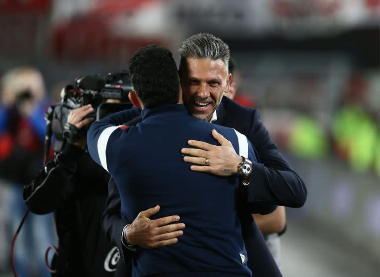 El saludo de Demichelis y Tevez antes del partido; integraron el plantel del seleccionado argentino en el Mundial 2010