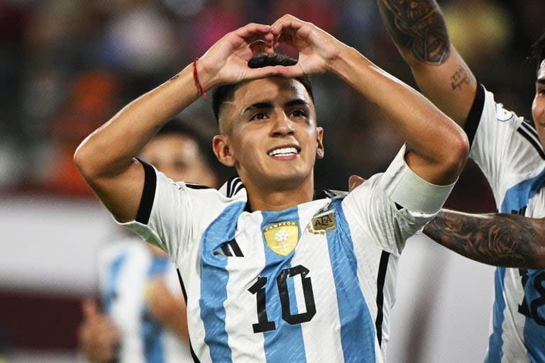 Thiago Almada es el capitán y la máxima figura de la selección argentina en el Preolímpico