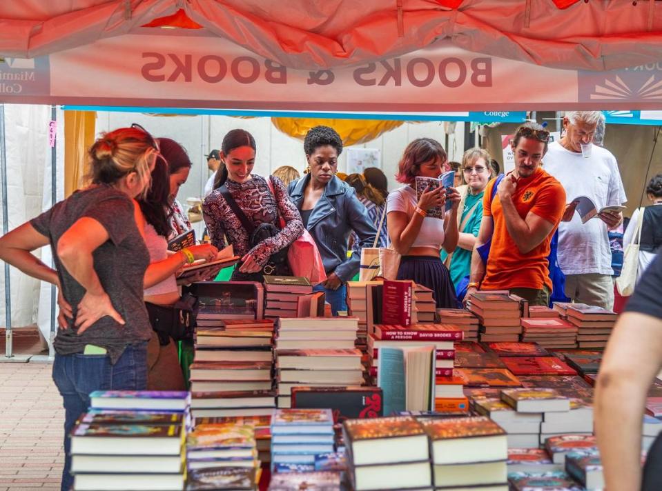 Amantes de la lectura revisan los diferentes libros en el stand de la librería Books and Books, durante la celebración de la 40ª edición de la Feria del Libro de Miami, el evento literario más importante del sur de la Florida, el sábado 18 de noviembre de 2023.