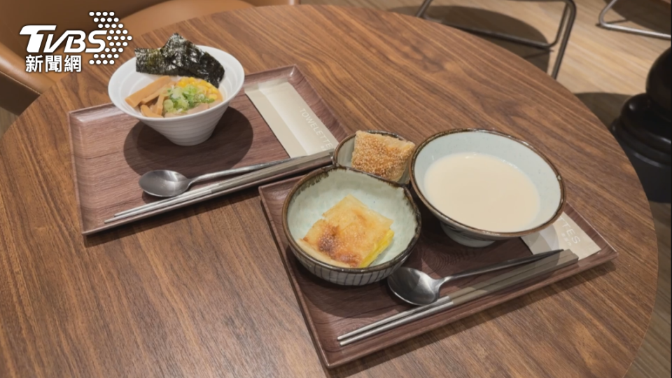 單點菜單包含受到旅客歡迎的阜杭豆漿套餐，以及日式拉麵等。（圖／葉韋辰攝）