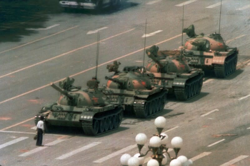 1989年男子王維林阻擋解放軍坦克車隊的照片，成為六四事件象徵。（美聯社）