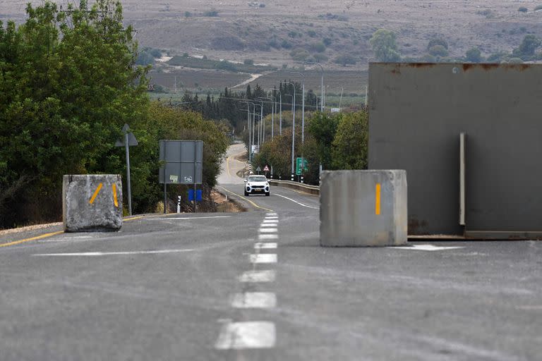 Barreras de metal fueron instaladas por el ejército israelí en una carretera del norte cerca de la frontera con Líbano el 17 de octubre de 2023.